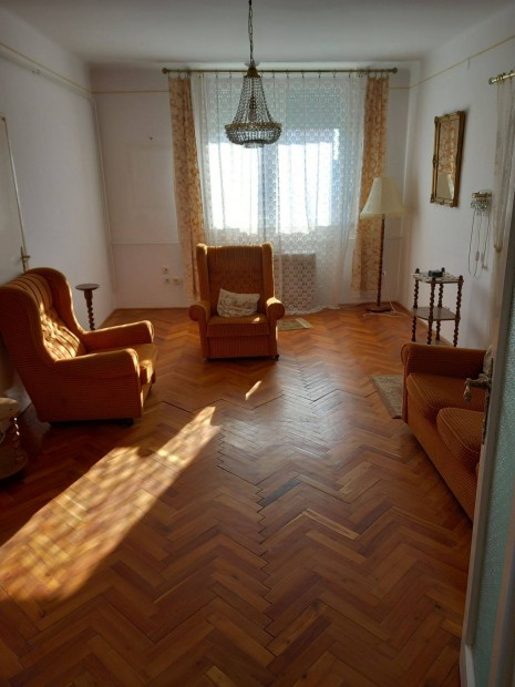 Szolnoki 72 nm-es lak�s elad�