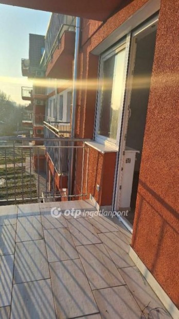 Szolnoki 76 nm-es lak�s elad�