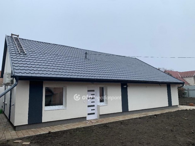 Szolnoki elad� 100 nm-es h�z