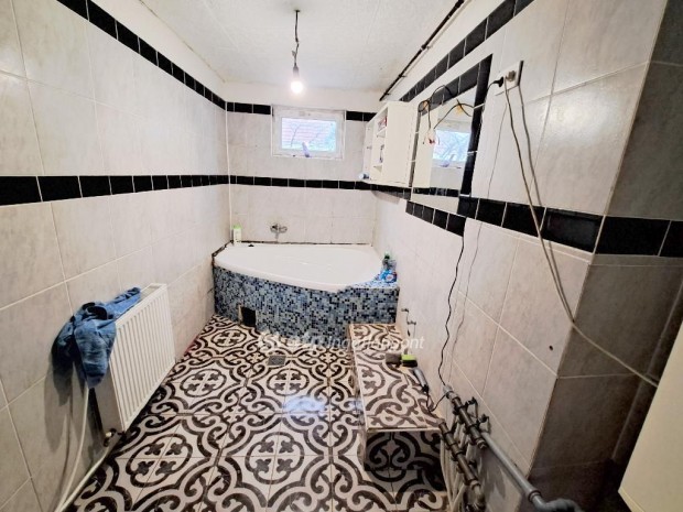 Szolnoki elad� 111 nm-es h�z