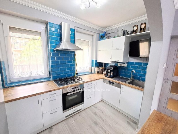 Szolnoki elad� 135 nm-es lak�s