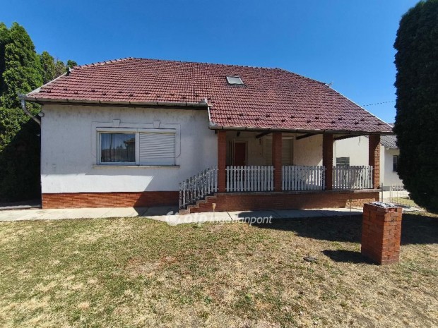 Szolnoki elad� 139 nm-es h�z