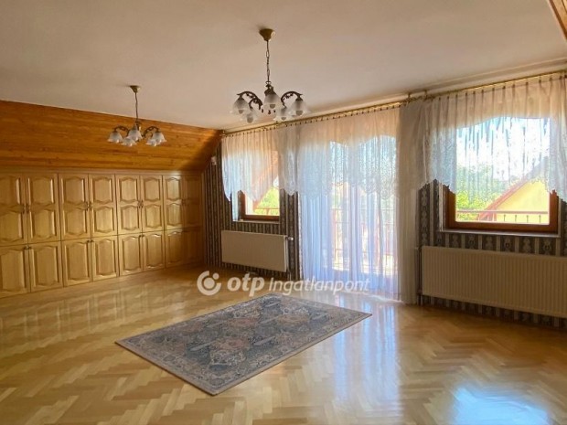 Szolnoki elad� 527 nm-es h�z