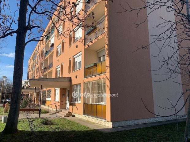 Szolnoki elad� 54 nm-es lak�s