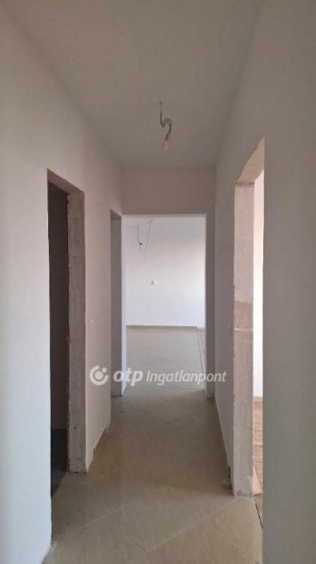Szolnoki elad� 76 nm-es lak�s