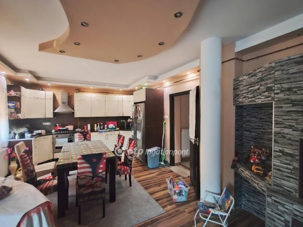 Szolnoki elad� 85 nm-es h�z