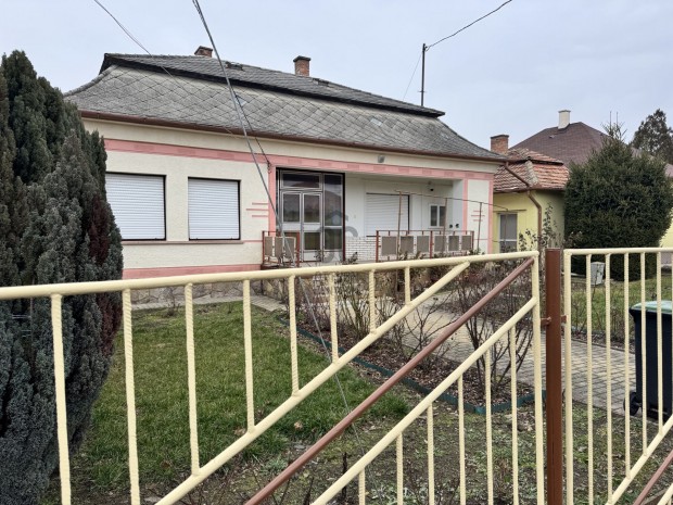 Szolnoki elad� t�gla csal�di h�z