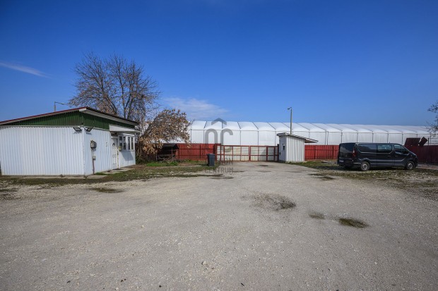 Szolnoki elad� �zleti c�l� ingatlan