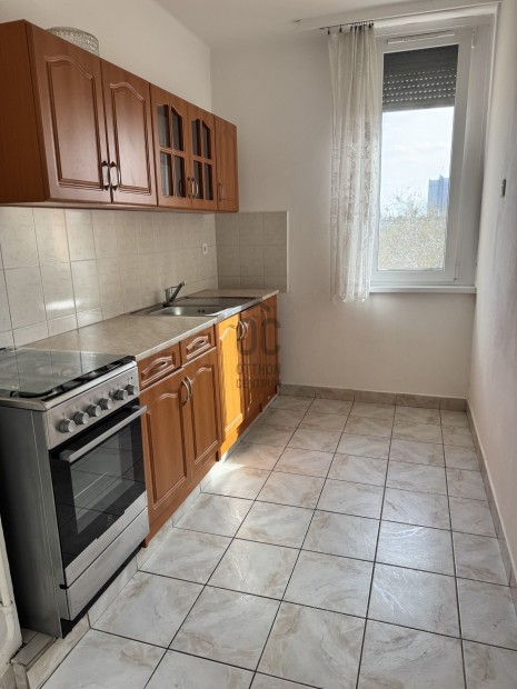 Szolnoki kiad� t�gla t�rsash�zi lak�s