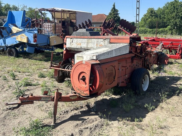 Szolnoki mezőgép M1345 kiskocka bálázó