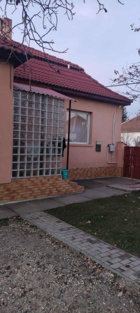 Szolnokon 2 csal�di h�z 1 �r��rt