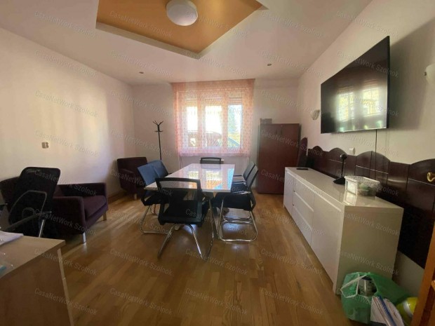 Szolnokon 2 szob�s csal�di h�z elad�!