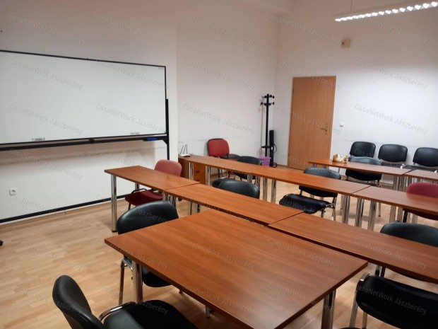 Szolnokon 37 nm-es, els� emeleti iroda helyis�g elad�!