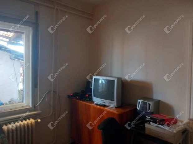 Szolnokon 4 szobás családi ház eladó Holt Tisza mellett