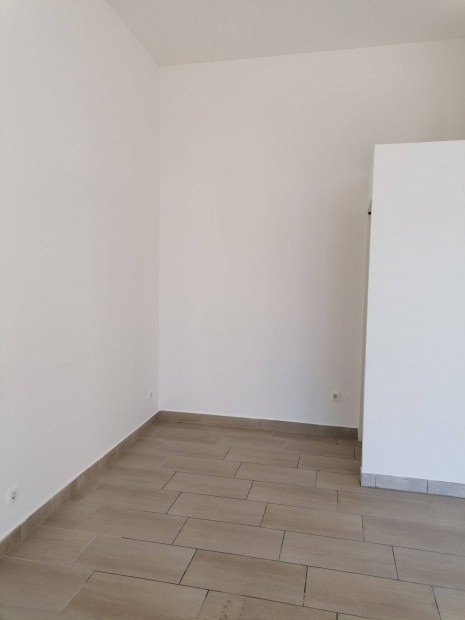 Szolnokon Baross u. 23 m2 �zlethelyis�g kiad�