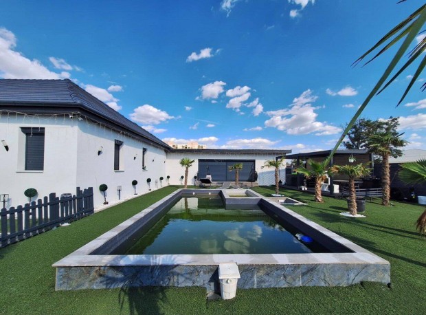 Szolnokon Csal�di h�zas �vezetben �j �p�t�s�