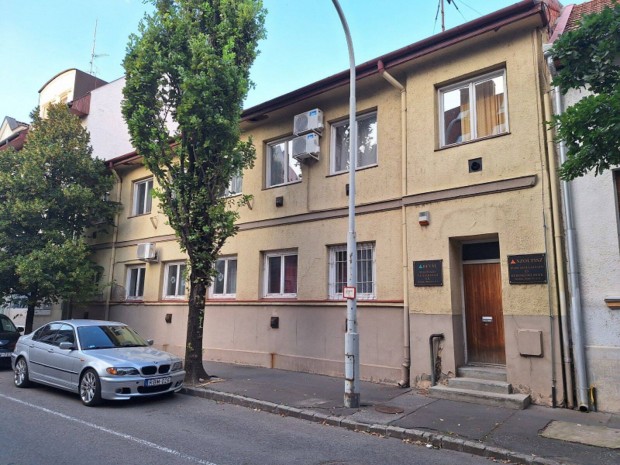 Szolnokon Irodah�z elad�