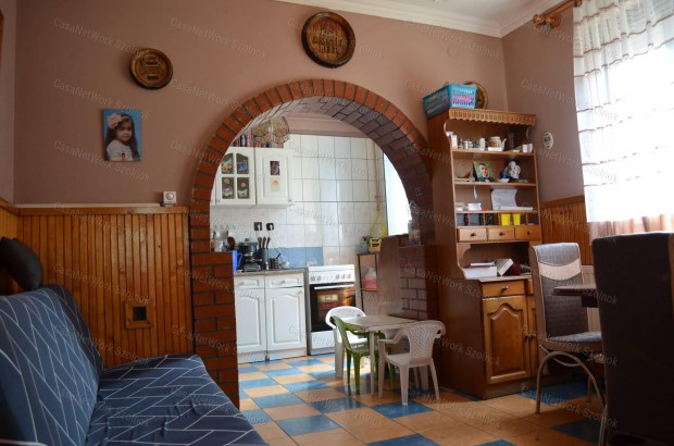 Szolnokon Partoskápolna városrészben eladó egy 105 nm-es családi ház