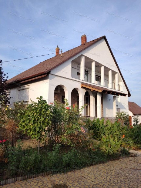 Szolnokon-Szandasz�l�s�n elad� j� �llapot�  kertes csal�di h�z!