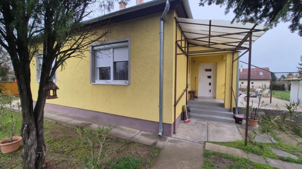 Szolnokon (Szandaszőllős) 442-es főút mellett ház plusz üzlet eladó