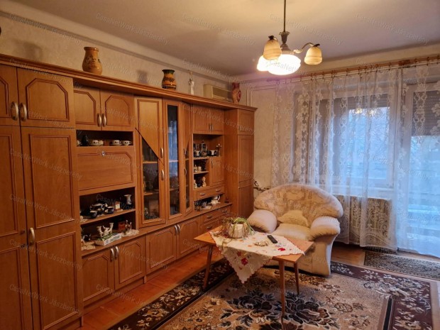 Szolnokon, belv�roshoz k�zel, 52 m2-es, els� em-i 2 szob�s lak�s elad�