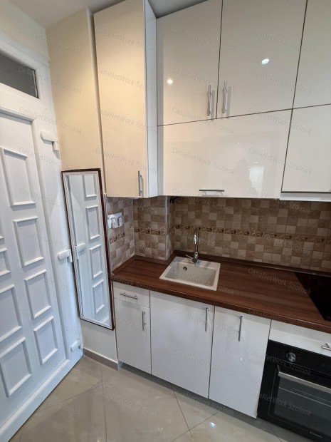 Szolnokon, belv�rosi fel�j�tott, 1.emeleti, 31nm-es lak�s kiad�!