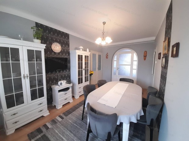 Szolnokon a G�lya park k�zel�ben 3 szob�s  lak�s elad�!