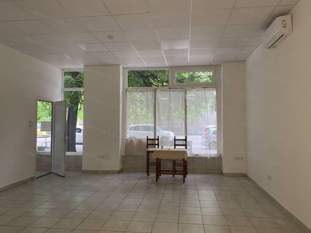 Szolnokon a Kossuth téren 60 m2-es üzlethelyiség kiadó!