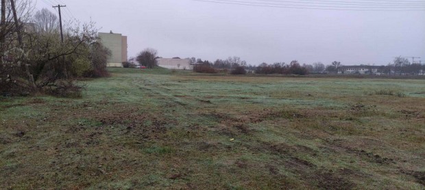 Szolnokon a Sz�chenyi lak�telep m�g�tt telek elad�