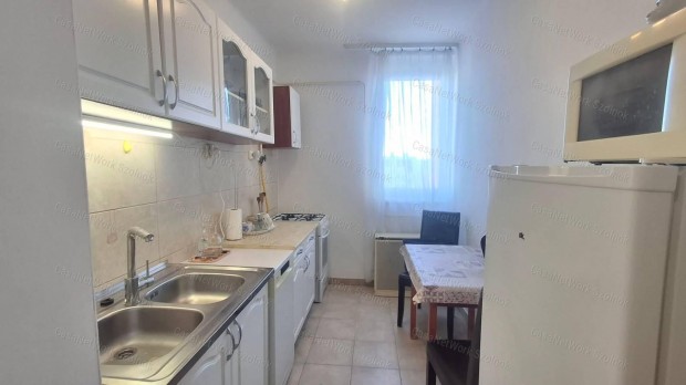 Szolnokon a Tallin v�rosr�szben k�tszob�s  b�torozott lak�s kiad�