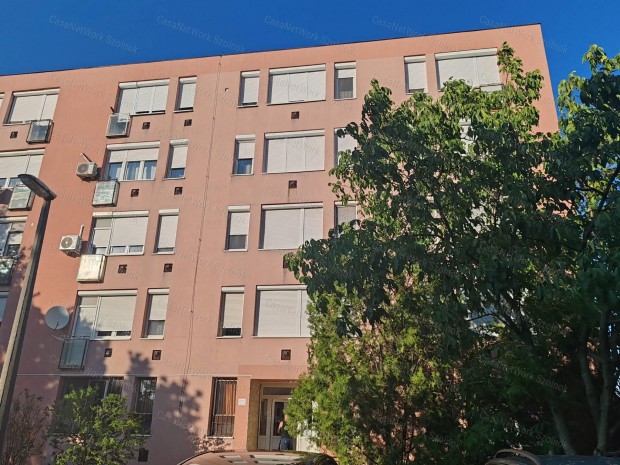 Szolnokon a Tallinn v�rosr�sz Bimb� utc�j�ban 1+f�lszob�s lak�s elad�!