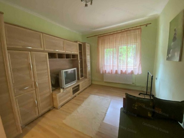 Szolnokon a Th�k�ly �ton 2 szob�s csal�di h�z 3 db  gar�zzsal elad�!
