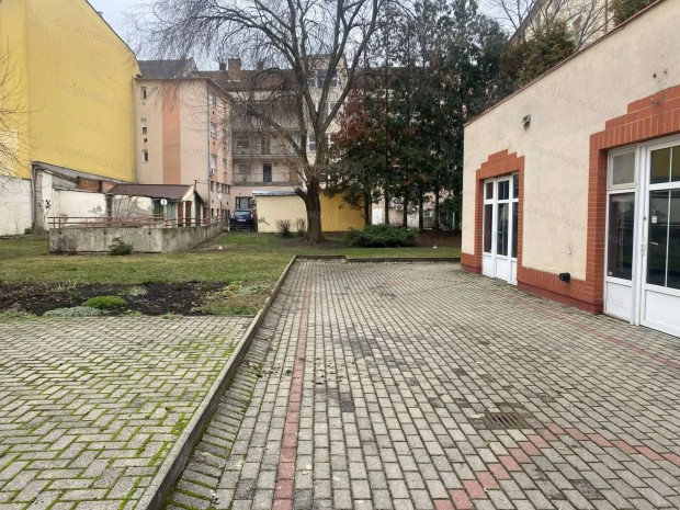 Szolnokon a T�fen�k �ton �zlethelyis�g kiad�!