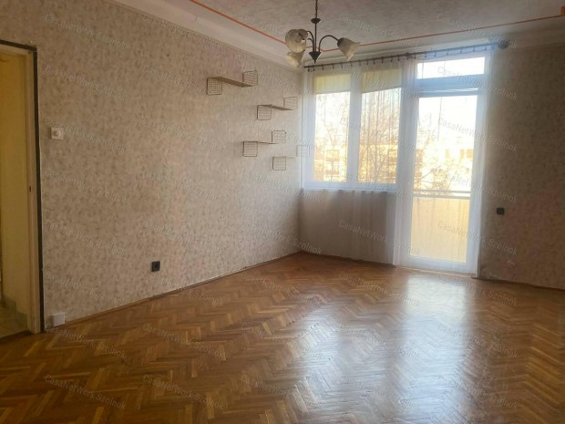 Szolnokon a V�romajor �ton 1+1 szob�s, 3. emeleti lak�s elad�!