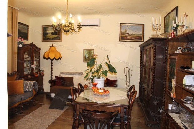 Szolnokon a belv�rosban  fel�j�tott 3 szob�s csal�di h�z elad�!