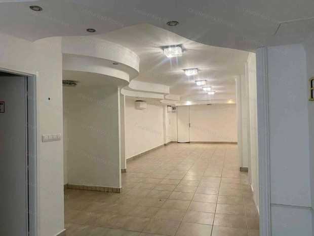 Szolnokon a vas�t�llom�shoz k�zel �zlethelyis�g kiad�!