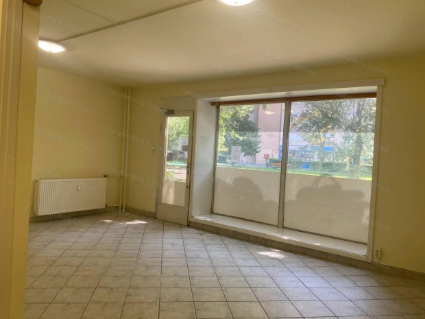 Szolnokon az Ady E. �t 18-ban f�ldszinti �zlethelyis�g kiad�