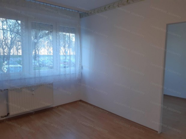 Szolnokon az Ispán körúton 49 nm-es felújított, földszinti lakás eladó