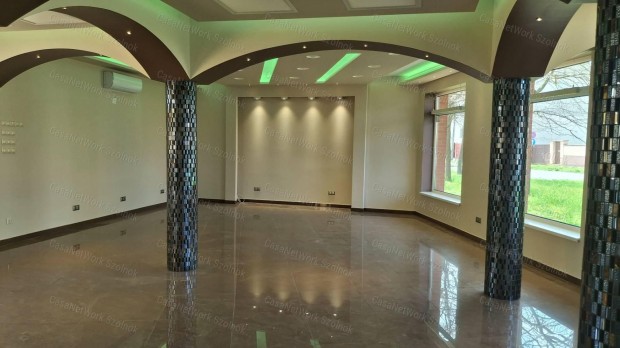 Szolnokon belv�roshoz k�zeli utc�ban 150 m2 es �zlethelyis�g kiad�