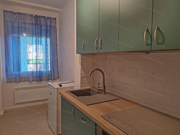 Szolnokon belv�rosi, fel�j�tott k�tszob�s lak�s kiad�!