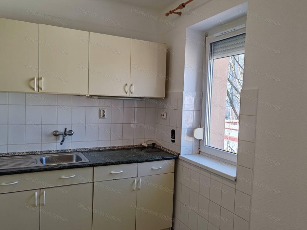 Szolnokon belv�rosi fel�j�tott garzon, szigetelt h�zban elad�!