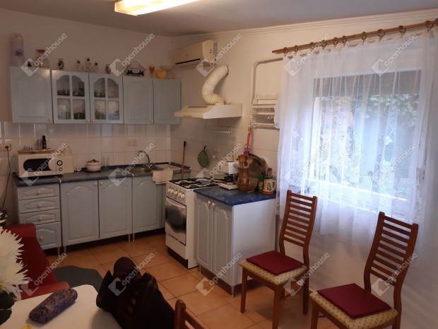 Szolnokon eladó a Tiszához közel, 3 szobás családi ház.