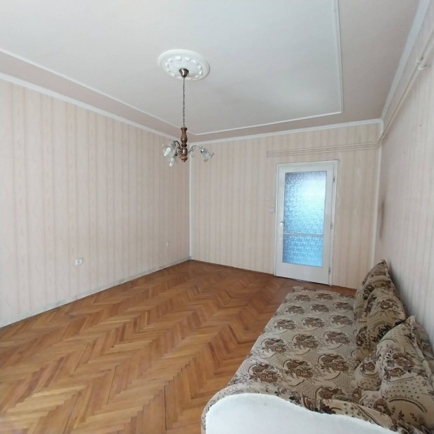 Szolnokon elad� f�ldszinti garzon lak�s, gar�zzsal egy�tt!