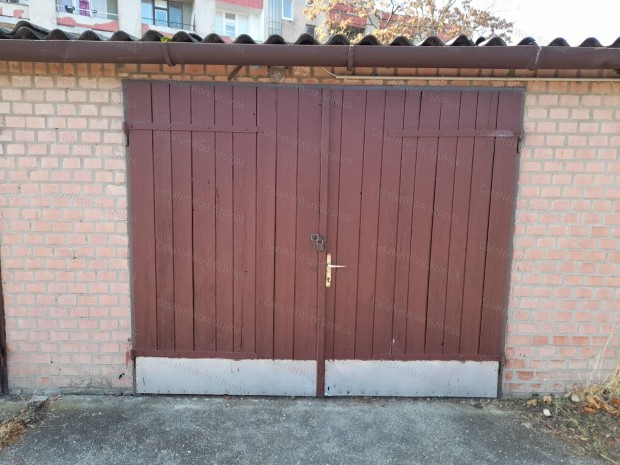 Szolnokon garzs elad!