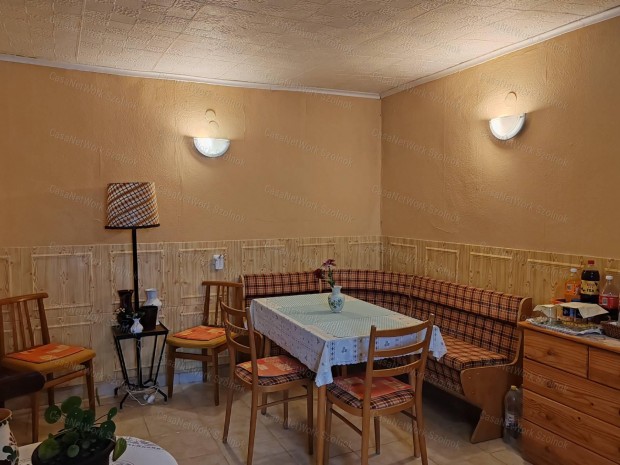 Szolnokon h�romszob�s csal�di h�z elad�!