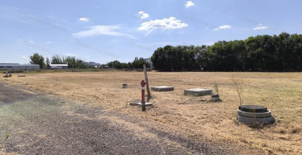 Szolnokon ipari ter�leten elad� k�zm�ves�tett telek!