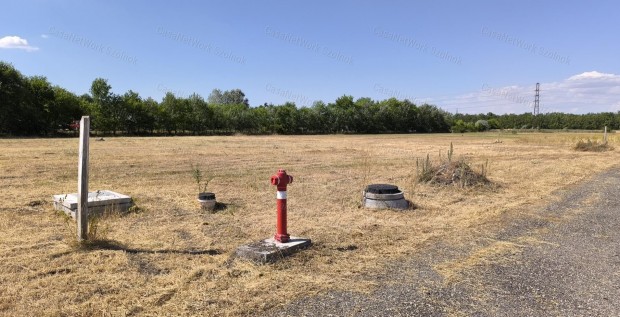 Szolnokon ipari ter�leten elad� k�zm�ves�tett telek!