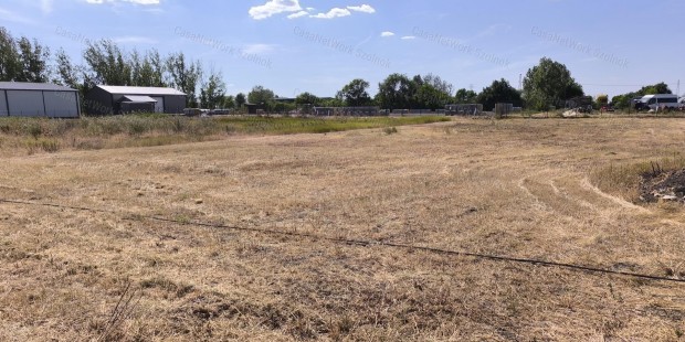 Szolnokon ipari ter�leten elad� k�zm�ves�tett telek!