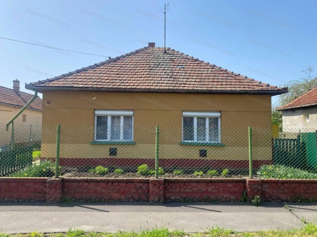 Szolnokon kádár kocka típusú jó állapotú két szobás családi ház eladó