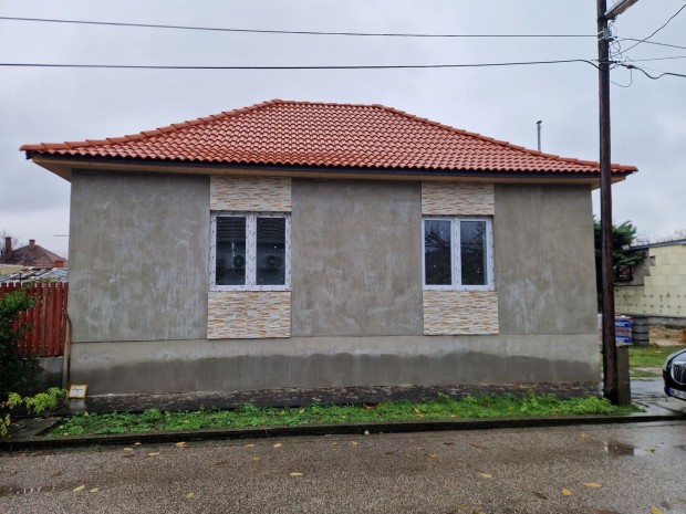 Szolnokon teljes k�r�en fel�j�tott 2+1 szob�s, T�GLA szerkezet�